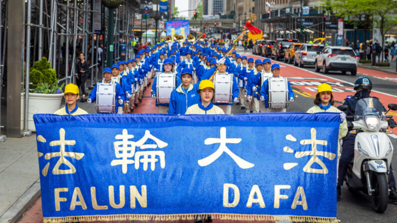 Des pratiquants de Falun Gong participent à un défilé marquant le 30e anniversaire depuis son introduction au public, à Manhattan, New York, le 13 mai 2022. (Mark Zou/Epoch Times)