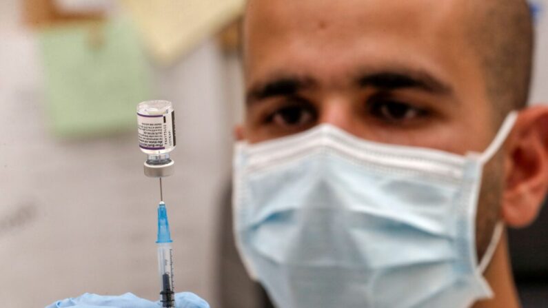 Un soignant israélien prépare une dose du vaccin Pfizer-BioNTech. (Ahmad Ghababli/AFP via Getty Images)