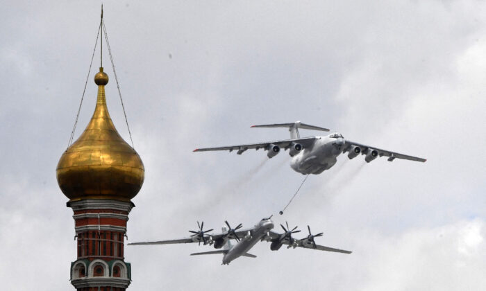 Un bombardier stratégique russe Tu-95MS et l’avion ravitailleur Il-78 survolent le Kremlin et la place Rouge lors d'un défilé militaire à Moscou, en Russie, le 9 mai 2021. (Alexander Nemenov/AFP via Getty Images)