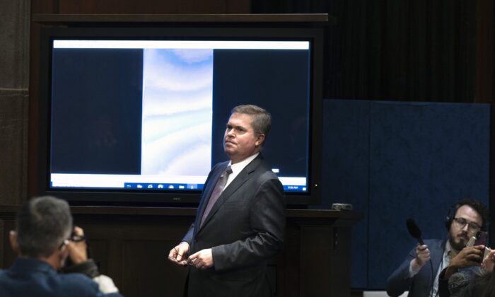 Le directeur adjoint du renseignement naval, Scott Bray, e,n train d'analyser la vidéo d'un phénomène aérospatial non identifié, alors qu'il témoigne devant une audience au Congrès, à Washington, le 17 mai 2022. (Kevin Dietsch/Getty Images)