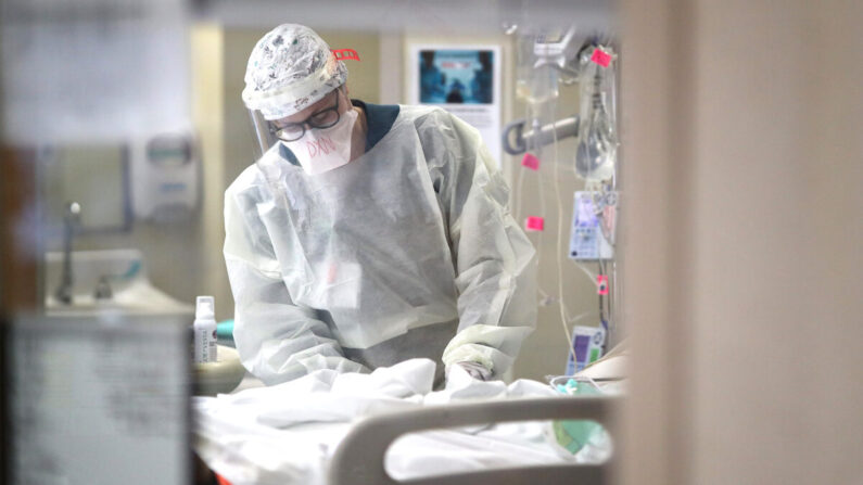 Une infirmière traite un patient dans un hôpital du Maryland, le 1er mai 2020. (Win McNamee/Getty Images)