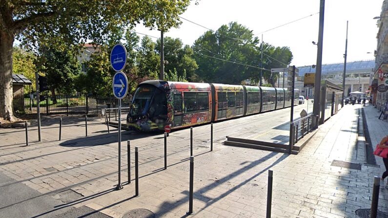 Des lignes du tramway près de la gare SNCF Saint-Roch à Montpellier - Google maps
