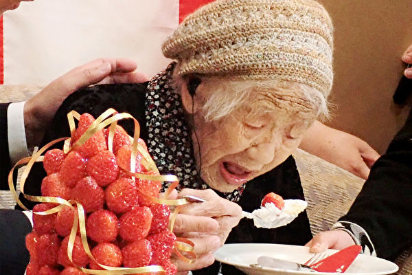 La supercentenaire japonaise Kane Tanaka est décédée à l'âge de 119 ans. La photo montre mme Tanaka célébrant sa certification officielle en tant que "Doyenne de l'humanité" par le Guinness World Records le 9 mars 2019 dans la préfecture de Fukuoka. (JIJI PRESS/AFP via Getty Images)