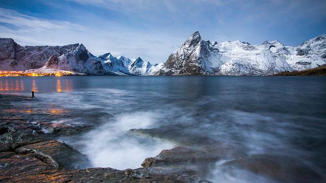 Image d'illustration : c'est dans ce genre de paysage de l'Arctique que Marion Joffle a nagé 1550 m sans combinaison. (Pixabay)