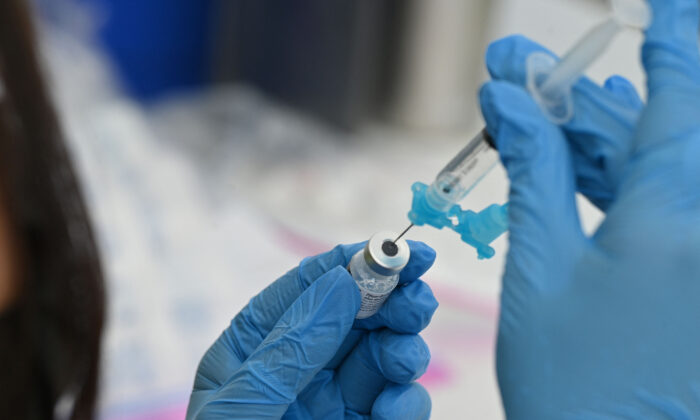 Un agent de santé remplit une seringue avec le vaccin COVID-19 de Pfizer. (Robyn Beck/AFP via Getty Images)