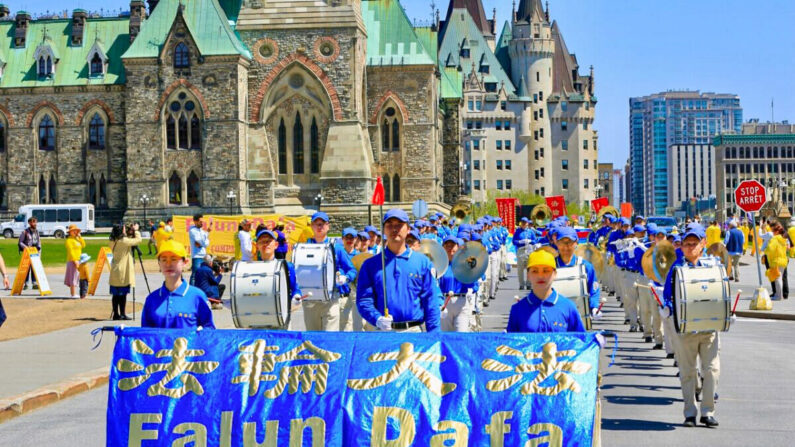 La fanfare Tian Guo prend part à un défilé à Ottawa, alors que les pratiquants du Falun Gong célèbrent le 30e anniversaire de l'introduction du Falun Gong au public, le 10 mai 2022. (Jonathan Ren/Epoch Times)