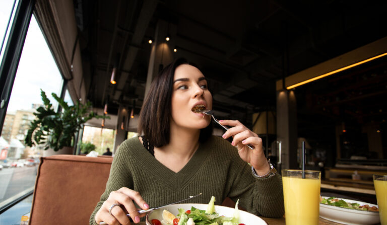 Manger lentement a plusieurs avantages pour la santé, de la perte de poids à une meilleure digestion en passant par une diminution du stress. (ShutterStock)