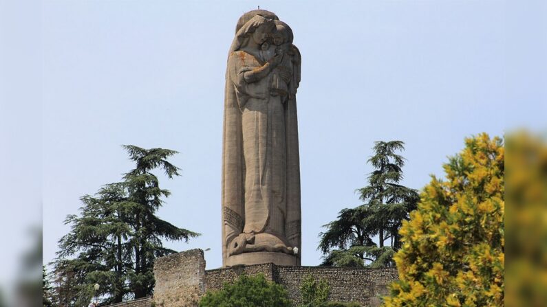 La Vierge du Mas Rillier vue depuis l'allégro à Miribel (Ain) - Par Ptigrimpeur — Travail personnel, CC BY-SA 4.0, https://commons.wikimedia.org/w/index.php?curid=73851808