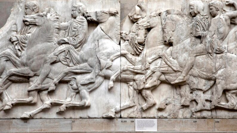 Des sections des marbres du Parthénon aussi connus sous le nom de marbres d'Elgin sont exposées au British Museum, le 22 novembre 2018, à Londres. (Dan Kitwood/Getty Images)
