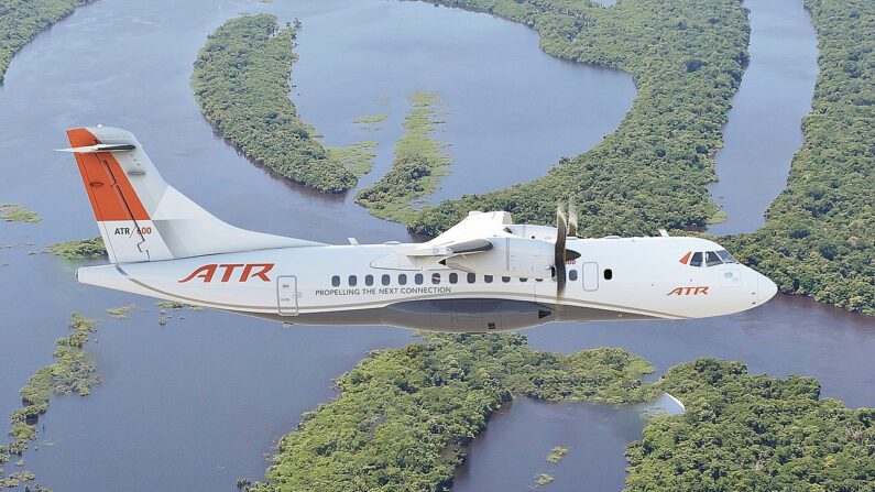 Un ATR 42 - Par ATR Aircraft — https://www.flickr.com/photos/190688650@N03/50504369923/, CC BY-SA 2.0, https://commons.wikimedia.org/w/index.php?curid=95214252