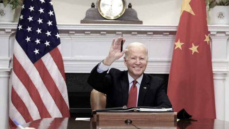 Le président Joe Biden salue Xi Jinping lors d’une visioconférence, dans la salle Roosevelt de la Maison Blanche à Washington, le 15 novembre 2021. (Alex Wong/Getty Images)