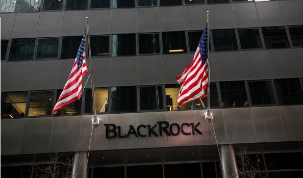 Entrée du siège de BlackRock à New York. (Andrew Burton/Getty Images)
