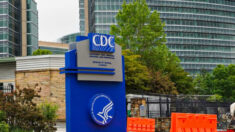 Les CDC confirment un décès post vaccination dû à une coagulation sanguine deux semaines avant d’alerter le public: courriels
