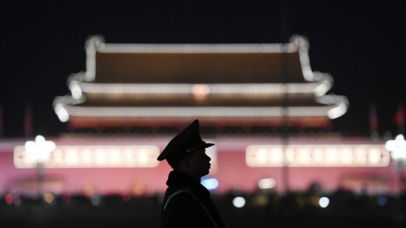 Un agent de la police paramilitaire monte la garde sur la place Tiananmen à Pékin, le 11 mars 2018. (Greg Baker/AFP via Getty Images)