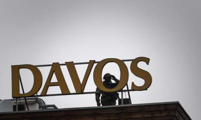 Un agent de police des forces spéciales surveille l’agglomération de Davos depuis le toit de l'hôtel Congress lors de la réunion annuelle du Forum économique mondial, le 24 mai 2022. (Fabrice Coffrini/AFP via Getty Images)