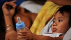 Dents noircies, abîmées des «bébés Coca»: les professionnels de santé s’inquiètent de ces enfants biberonnés aux sodas