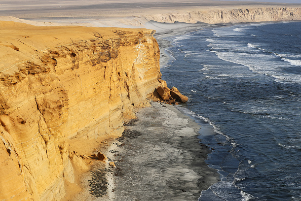 La plage de la réserve nationale de Paracas, de la côte, une zone protégée située dans la région d'Ica entre Lima et Pisco le 7 janvier 2019 à Pisco, Pérou. Photo de Dean Mouhtaropoulos/Getty Images.