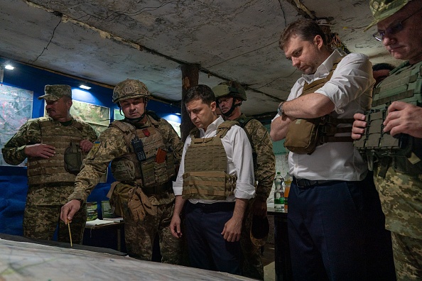 -Illustration- Le président Volodymyr Zelensky s'est rendu dimanche auprès de ses troupes sur la ligne de front dans le Donbass. Photo par STR/AFP via Getty Images.