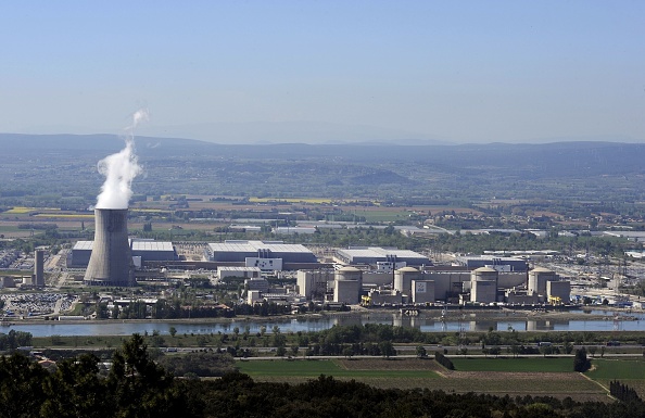 La centrale nucléaire du Tricastin, mise en service en 1980 et 1981, est l'une des plus anciennes de France. (Photo : PHILIPPE DESMAZES/AFP via Getty Images)