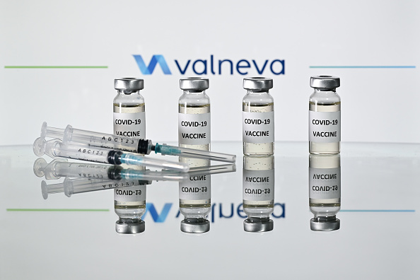 Le vaccin inactivé de Valneva a été autorisé pour une utilisation comme primovaccination chez les adultes âgés de 18 à 50 ans. (Photo : JUSTIN TALLIS/AFP via Getty Images)