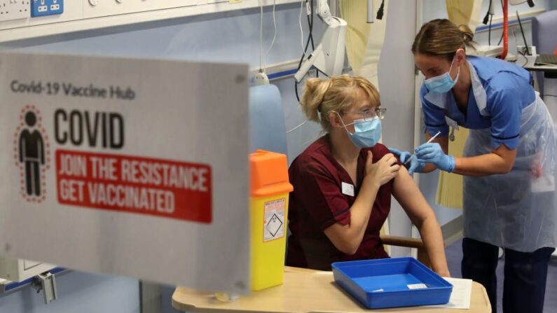 Une infirmière administre la première des deux injections du vaccin Pfizer/BioNTech Covid-19  au Western General Hospital, le premier jour du plus grand programme de vaccination de l'histoire du Royaume-Uni, le 8 décembre 2020 à Édimbourg, en Écosse. (Photo par Andrew Milligan - Pool / Getty Images)