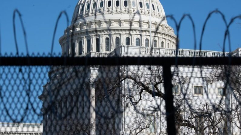 Barrière avec barbelés autour du Capitole des Etats-Unis érigée après les événements du 6 janvier 2021. (Photo par SAUL LOEB/AFP via Getty Images)