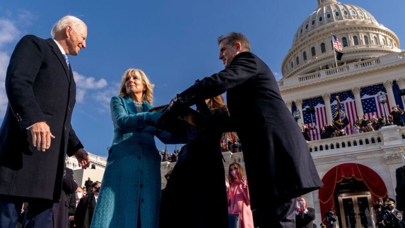 Joe Biden se tourne pour embrasser sa femme, Jill Biden, alors qu'il prête serment, tandis que son fils Hunter et sa fille Ashley lui tendent la Bible, lors de la 59e investiture présidentielle, le 20 janvier 2021, au Capitole des Etats-Unis à Washington. (ANDREW HARNIK/POOL/AFP via Getty Images)