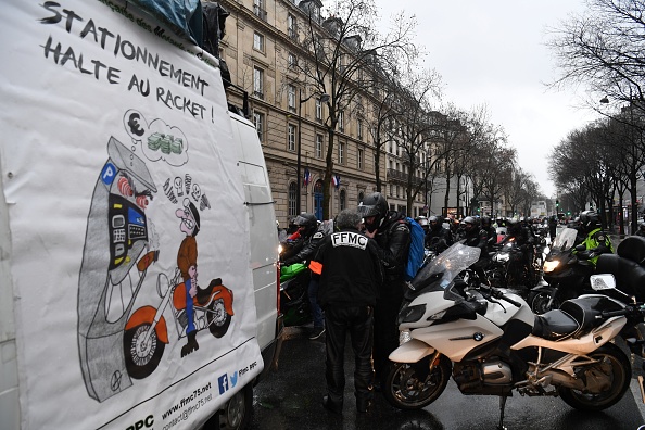 Des motards manifestent le 6 février 2021 contre l'implantation du parking payant à Paris. (ALAIN JOCARD/AFP via Getty Images)