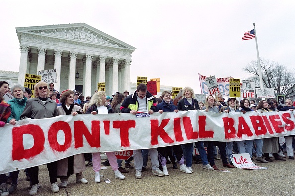Des manifestants pro-vie chantent devant la Cour suprême américaine lors de la manifestation "Right to Life" à l'occasion du 20e anniversaire de la décision Roe vs Wade de la Cour suprême américaine qui a légalisé l'avortement, le 22 janvier 1993 à Washington. (Photo : KIRSTEN BREMMER/AFP via Getty Images)