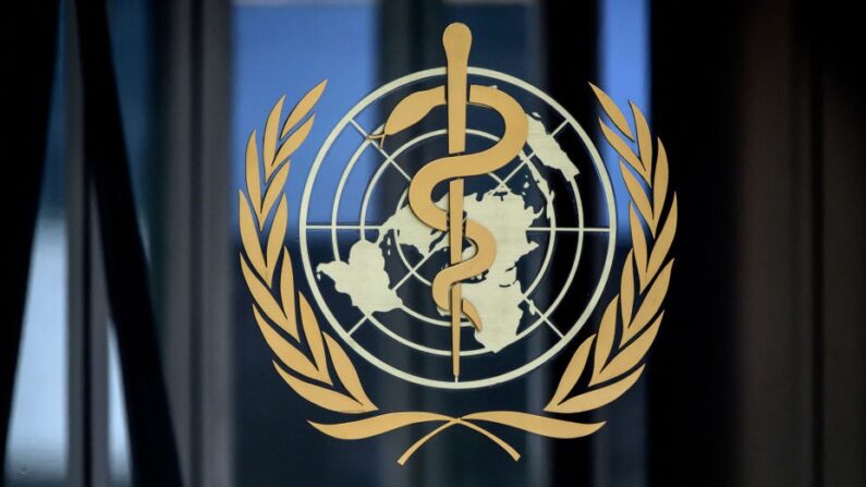 Panneau de l'Organisation mondiale de la santé (OMS) à l'entrée de son siège à Genève, le 5 mars 2021 (FABRICE COFFRINI/AFP via Getty Images)