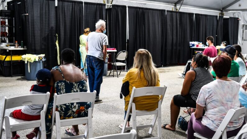 Des patients attendent leur traitement à l'intérieur de la clinique Regeneron, sur un site de traitement par anticorps monoclonaux à Pembroke Pines, en Floride, le 19 août 2021. (Chandan Khanna/AFP via Getty Images)