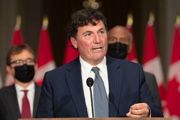 Le ministre canadien des Affaires intergouvernementales, Dominic LeBlanc, prend la parole lors d'une conférence de presse à Ottawa, au Canada, le 26 octobre 2021.  (Photo : LARS HAGBERG/AFP via Getty Images)