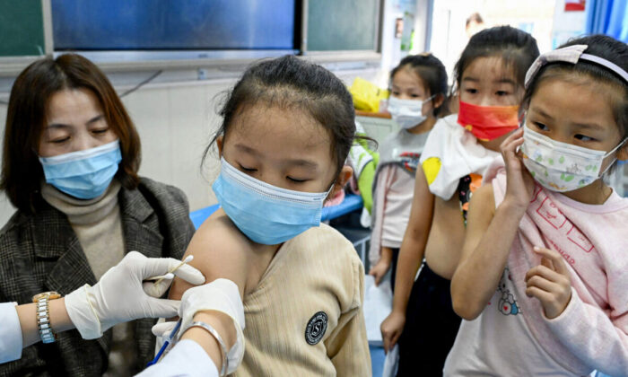 Fillette recevant le vaccin Covid dans une école de Handan, dans le Hebei, le 27 octobre 2021, (-/AFP via Getty Images)