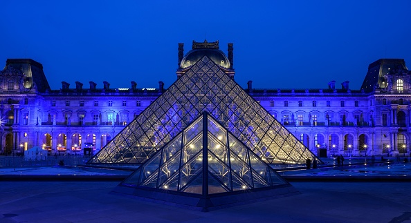 La Pyramide de la place du musée du Louvre illuminée en bleu à l'occasion de la présidence française de l'Union européenne à Paris le 7 janvier 2022. Photo by BERTRAND GUAY/AFP via Getty Images.