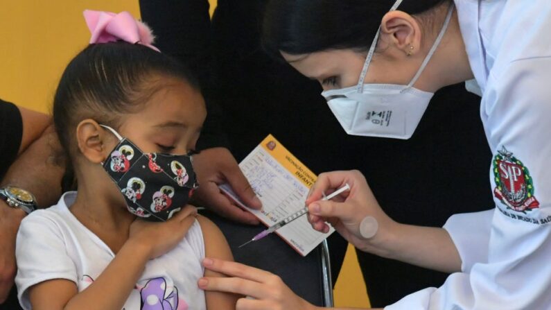 Une fillette reçoit la première dose du vaccin Pfizer-BioNTech contre le Covid-19, à l'hôpital Clinicas de Sao Paulo, au Brésil, le 14 janvier 2022. (Photo par NELSON ALMEIDA/AFP via Getty Images)