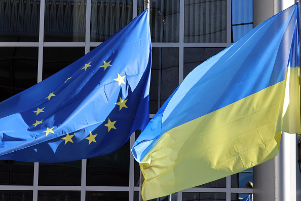 Le drapeau ukrainien flotte à côté du drapeau de l'Union européenne devant le siège du Parlement européen à Bruxelles. (Photo : FRANCOIS WALSCHAERTS/AFP via Getty Images)