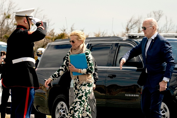 Le président américain Joe Biden et la première dame américaine Jill Biden montent à bord de Marine One à Gordons Pond à Rehoboth Beach, Delaware, le 20 mars 2022, lors de son retour à Washington DC. (Photo : STEFANI REYNOLDS/AFP via Getty Images)