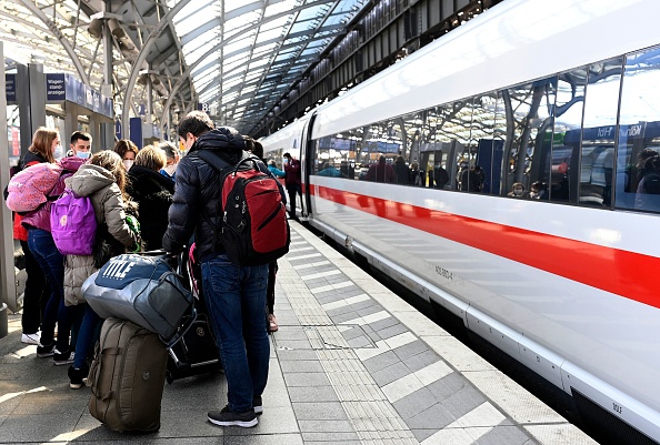 Image d'illustration : des voyageurs en gare de Berlon (Allemagne). (INA FASSBENDER/AFP via Getty Images)