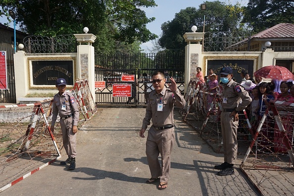 Les responsables de la prison montent la garde à l'extérieur de la prison d'Insein à Yangon le 17 avril 2022. Photo par STR/AFP via Getty Images.