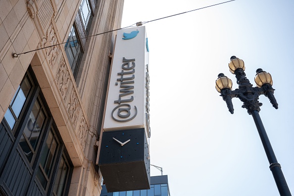 Le logo de Twitter est vu à l'extérieur de son siège social, dans le centre-ville de San Francisco, en Californie. (Photo : AMY OSBORNE/AFP via Getty Images)