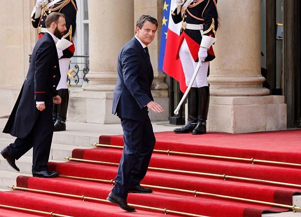 L'ancien Premier ministre français Manuel Valls arrive au palais présidentiel de l'Elysée à Paris le 7 mai 2022, pour assister à la cérémonie d'investiture d'Emmanuel Macron à la présidence française. Photo de LUDOVIC MARIN/AFP via Getty Images.