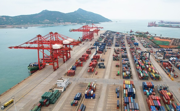 Des conteneurs de fret empilés dans un port de Lianyungang, dans la province du Jiangsu, dans l'est de la Chine, le 9 mai 2022. Photo par STR/AFP via Getty Images.