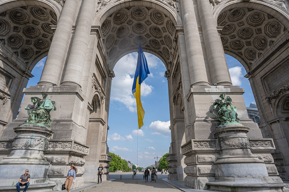 Le drapeau ukrainien flotte sous l'arc de triomphe situé au Jubelpark, parc du Cinquantenaire, à Bruxelles, lundi 9 mai 2022. (JULIETTE BRUYNSEELS/BELGA MAG/AFP via Getty Images)
