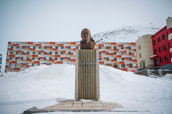 Un monument dédié à Lénine pendant le blizzard du 7 mai 2022, dans la ville minière de Barentsburg, sur l'archipel du Svalbard, dans le nord de la Norvège. Photo de Jonathan NACKSTRAND / AFP via Getty Images.