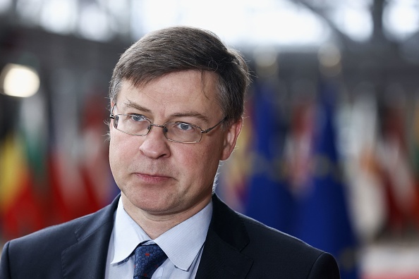 Le commissaire européen au Commerce, Valdis Dombrovskis, répond aux questions des journalistes avant un Conseil "Affaires économiques et financières" (EcoFin) au siège de l'UE à Bruxelles, le 24 mai 2022. (Photo : KENZO TRIBOUILLARD/AFP via Getty Images)