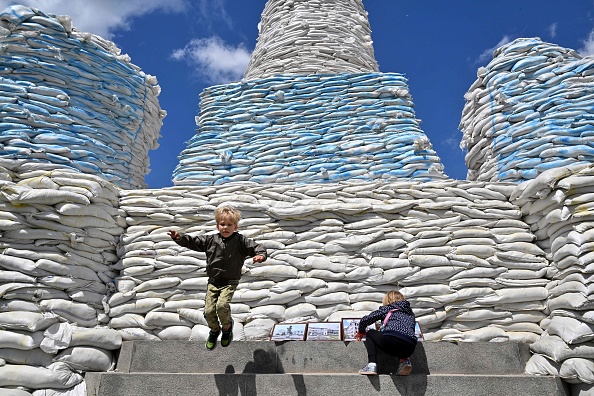 Le monument à la princesse Olga, à l'apôtre Saint-André protégés par des sacs de sable, dans le centre de la capitale ukrainienne de Kiev le 28 mai 2022. Photo de Sergei SUPINSKY / AFP via Getty Images.
