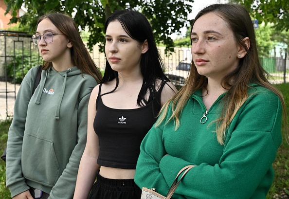 -Illustration- Les évacuées ukrainiennes Anastasia, 18 ans, Tatiana, 19 ans, et Victoria, 25 ans, s'entretiennent avec un journaliste, le 30 mai 2022. Photo Genya SAVILOV/AFP via Getty Images.