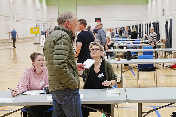 -Les Danois votent dans un bureau de vote à Viborg, au Danemark, le 1er juin 2022, La guerre en Ukraine force les pays d'Europe à repenser leurs politiques de sécurité. Photo de BO AMSTRUP/Ritzau Scanpix/AFP via Getty Images.
