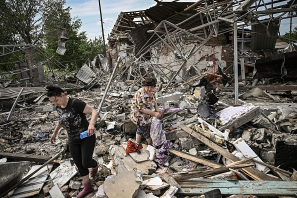 Des habitants recherchent des effets personnels dans les décombres de leur maison dans la ville de Sloviansk, dans la région ukrainienne du Donbass, le 1er juin 2022. Photo par ARIS MESSINIS / AFP via Getty Images.
