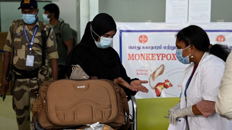 Passagère examinée pour des symptômes de la variole du singe à l’aéroport international Anna à Chennai, le 03 juin 2022. (ARUN SANKAR/AFP via Getty Images)